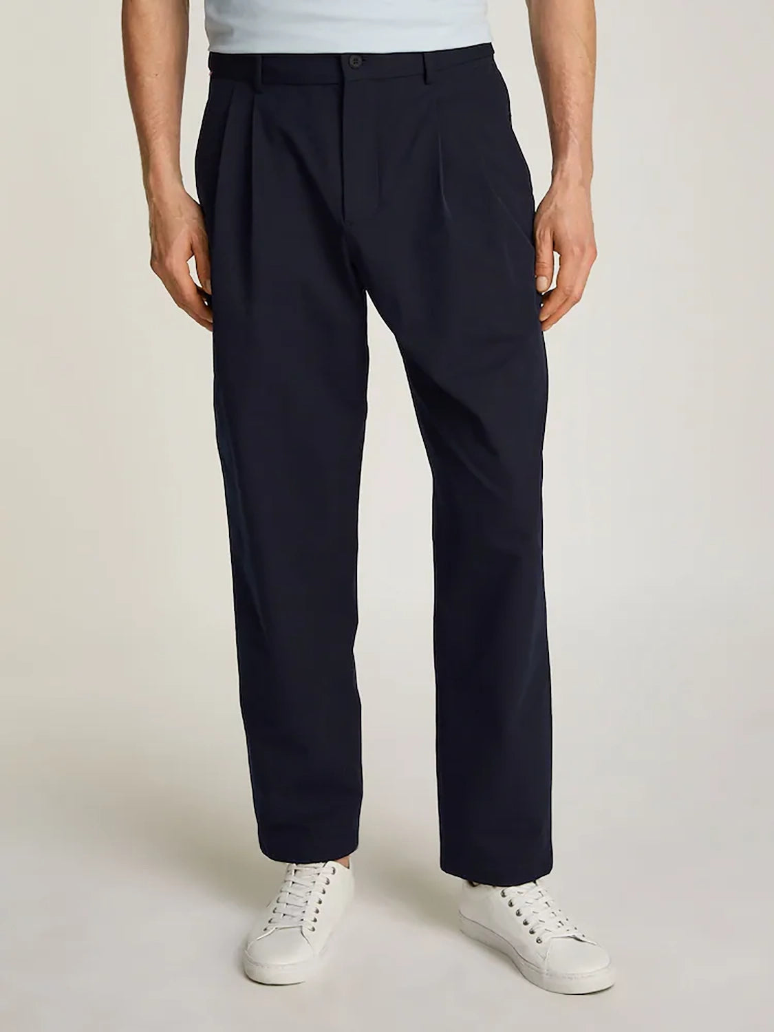 TOMMY HILFIGER GREENWICH WIDE TAPERED FIT PLEATED TWILL CHINO MW0MW37271