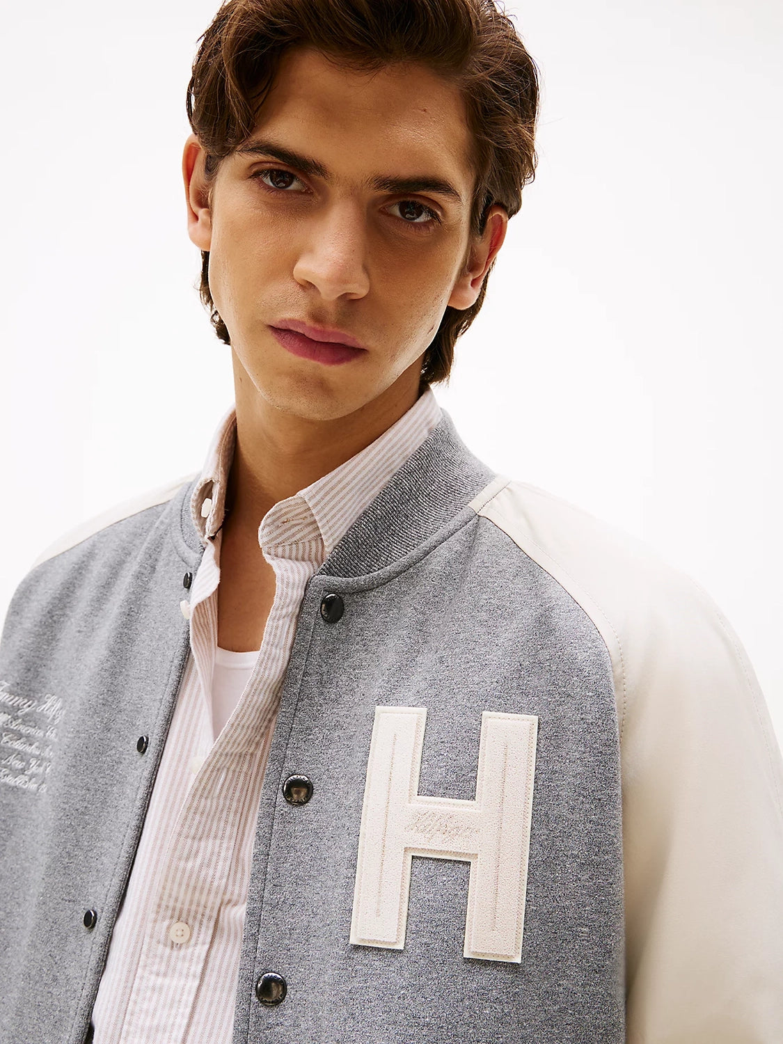 TOMMY HILFIGER MIX MEDIA VARSITY NEWSPRINT BOMBER JACKET MW0MW39684