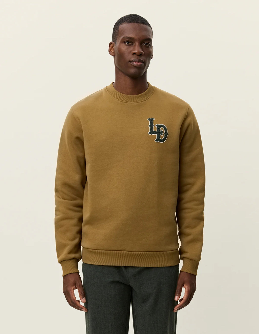 LES DEUX BRADY LD PATCH CREW NECK SWEATSHIRT 1001045
