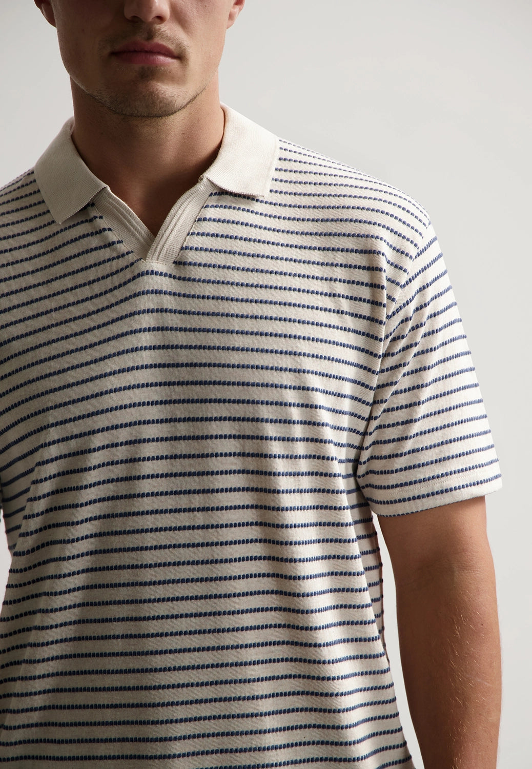 DSTREZZED ALISTAR V-NECK STRIPE POLO 240152