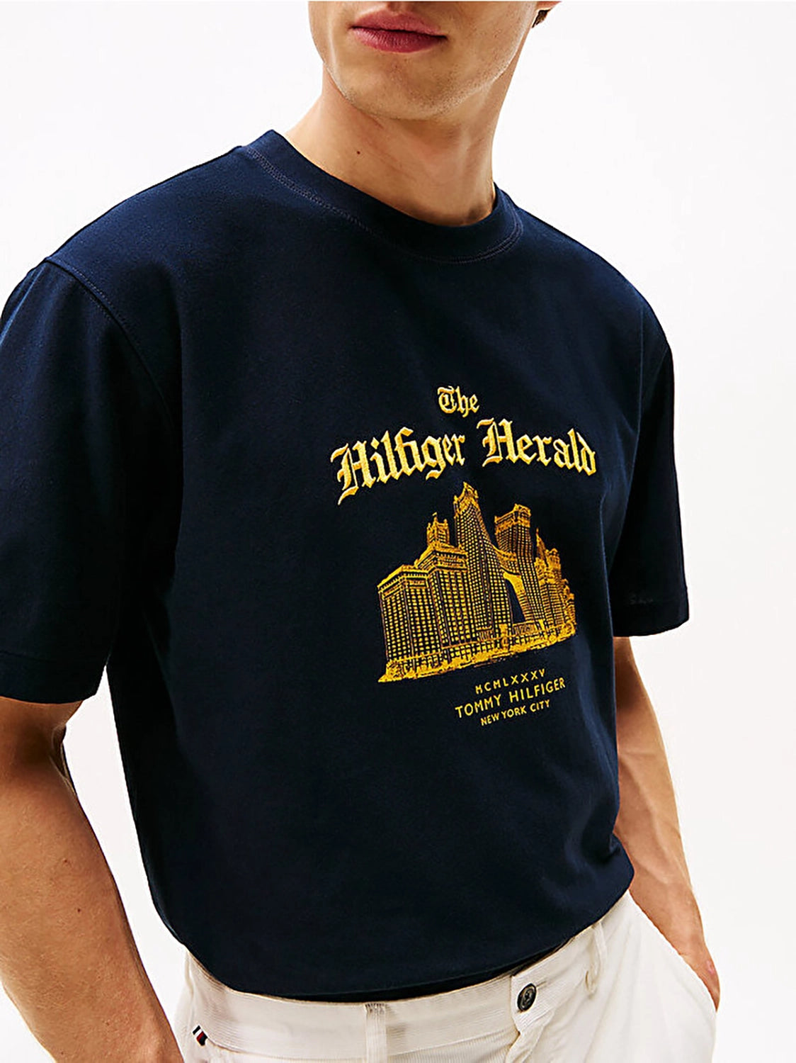 TOMMY HILFIGER NY HERALD SKYLINE GRAPHIC TEE MW0MW40920